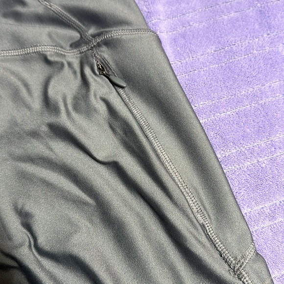 Under armour size medium Capri leggings - Picture 4 of 4